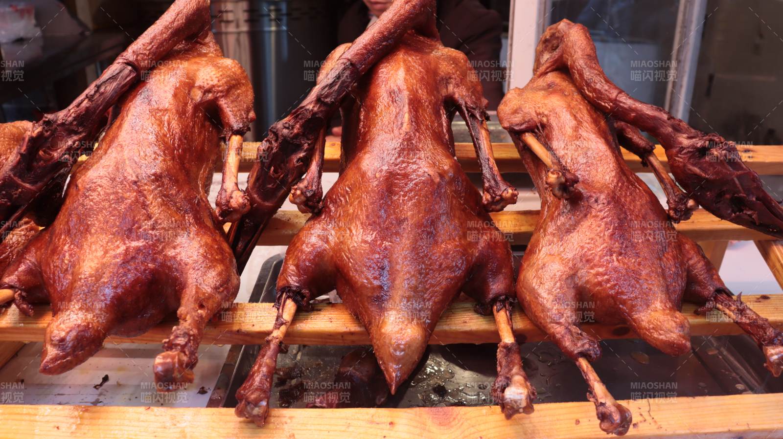 烤鸭诱人香气扑鼻图片