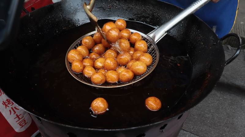 油炸金黄小丸子图片