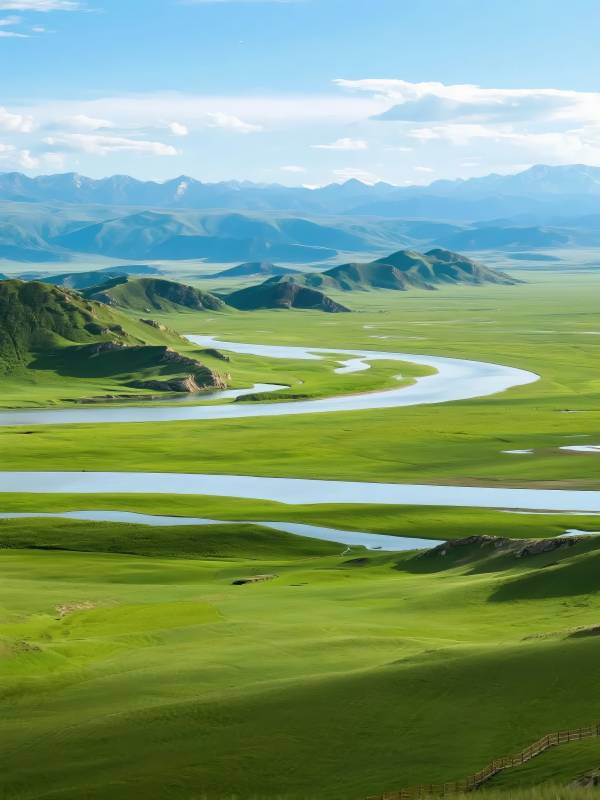 草原蜿蜒河图片