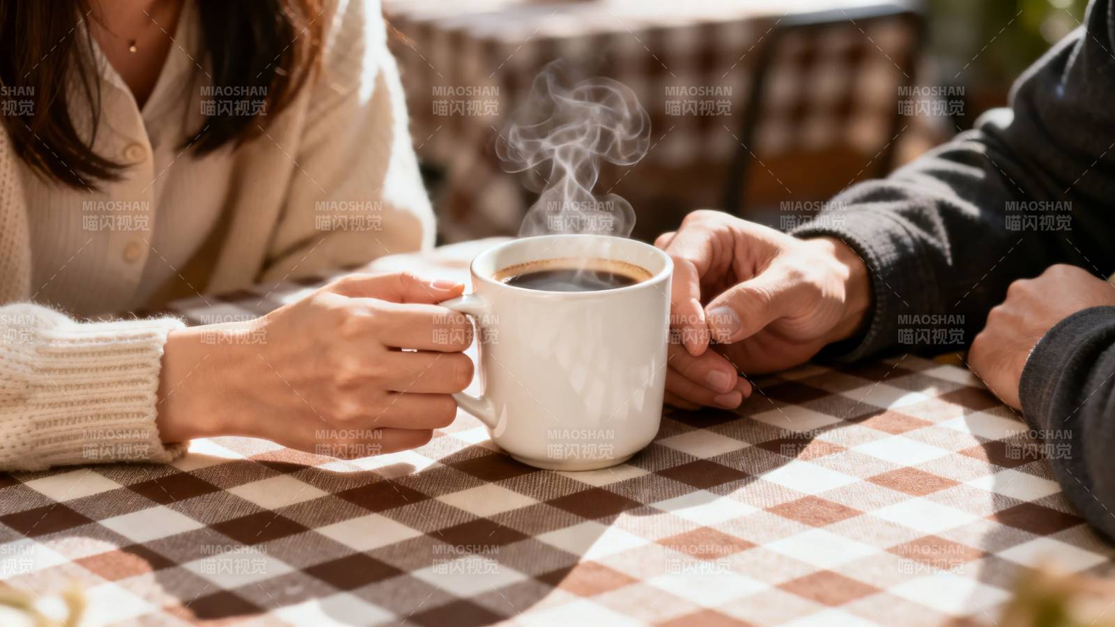 共饮热咖啡图片