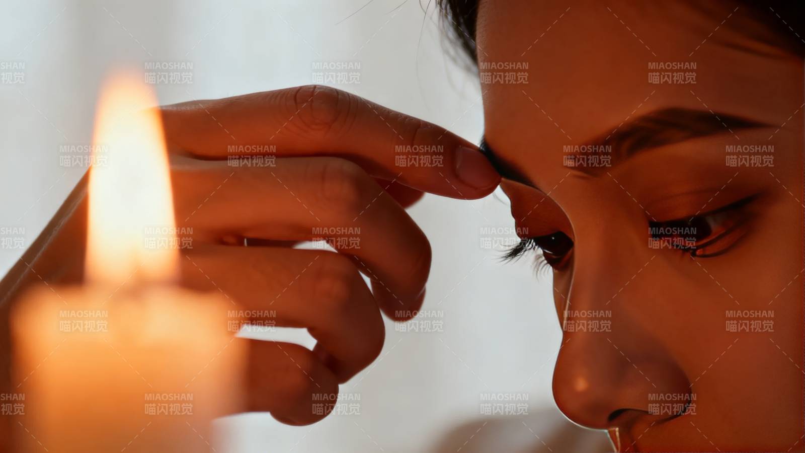 烛光下的眉妆时刻图片