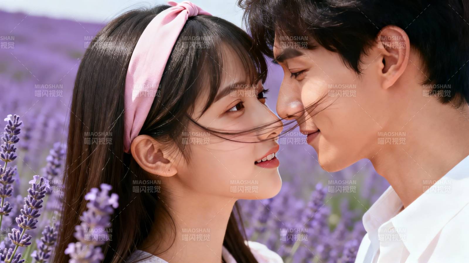薰衣草田里的甜蜜瞬间图片