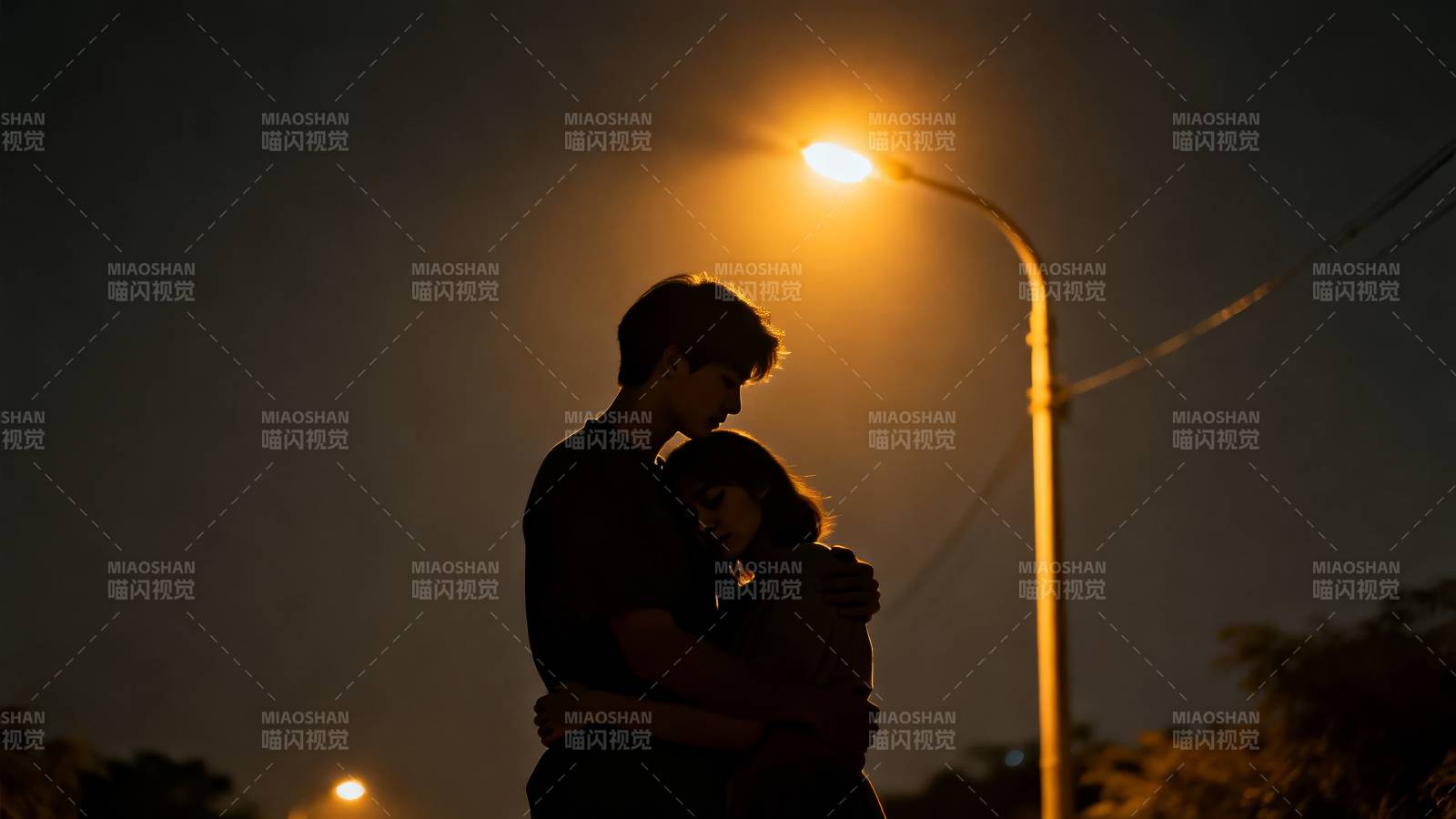 夜灯下的拥抱图片