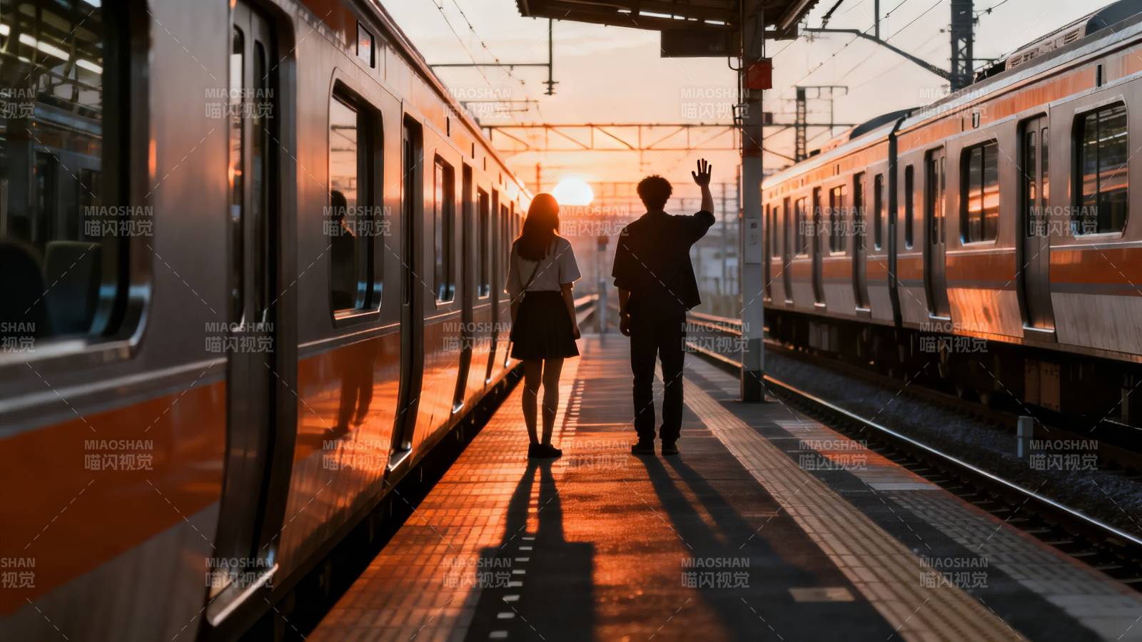 夕阳下的站台告别图片