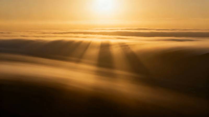 金色晨曦破云而出图片