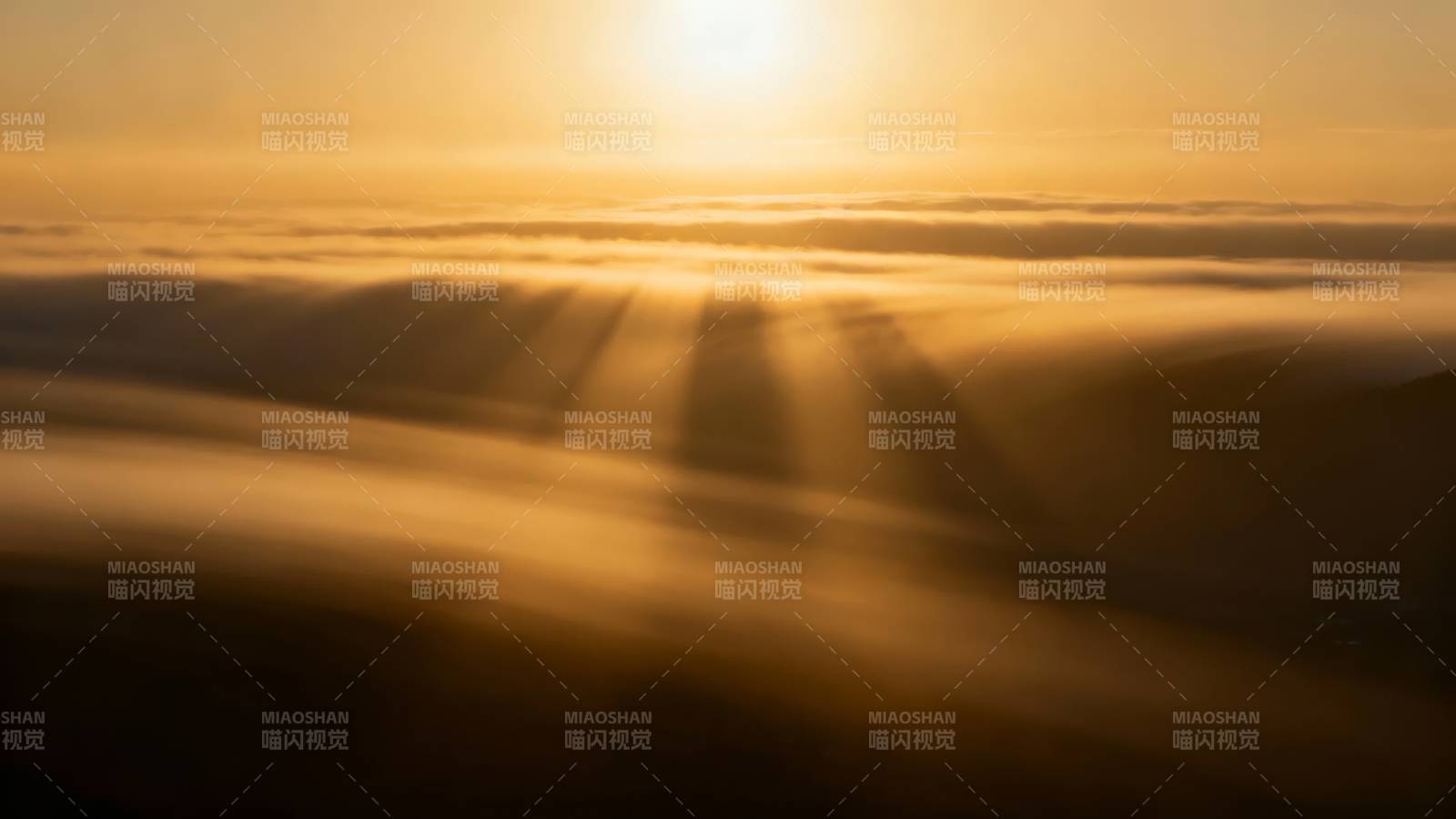 金色晨曦破云而出图片