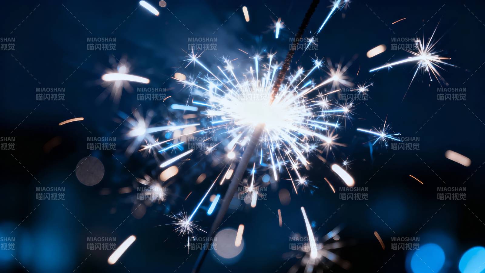 璀璨烟花绽放夜空图片