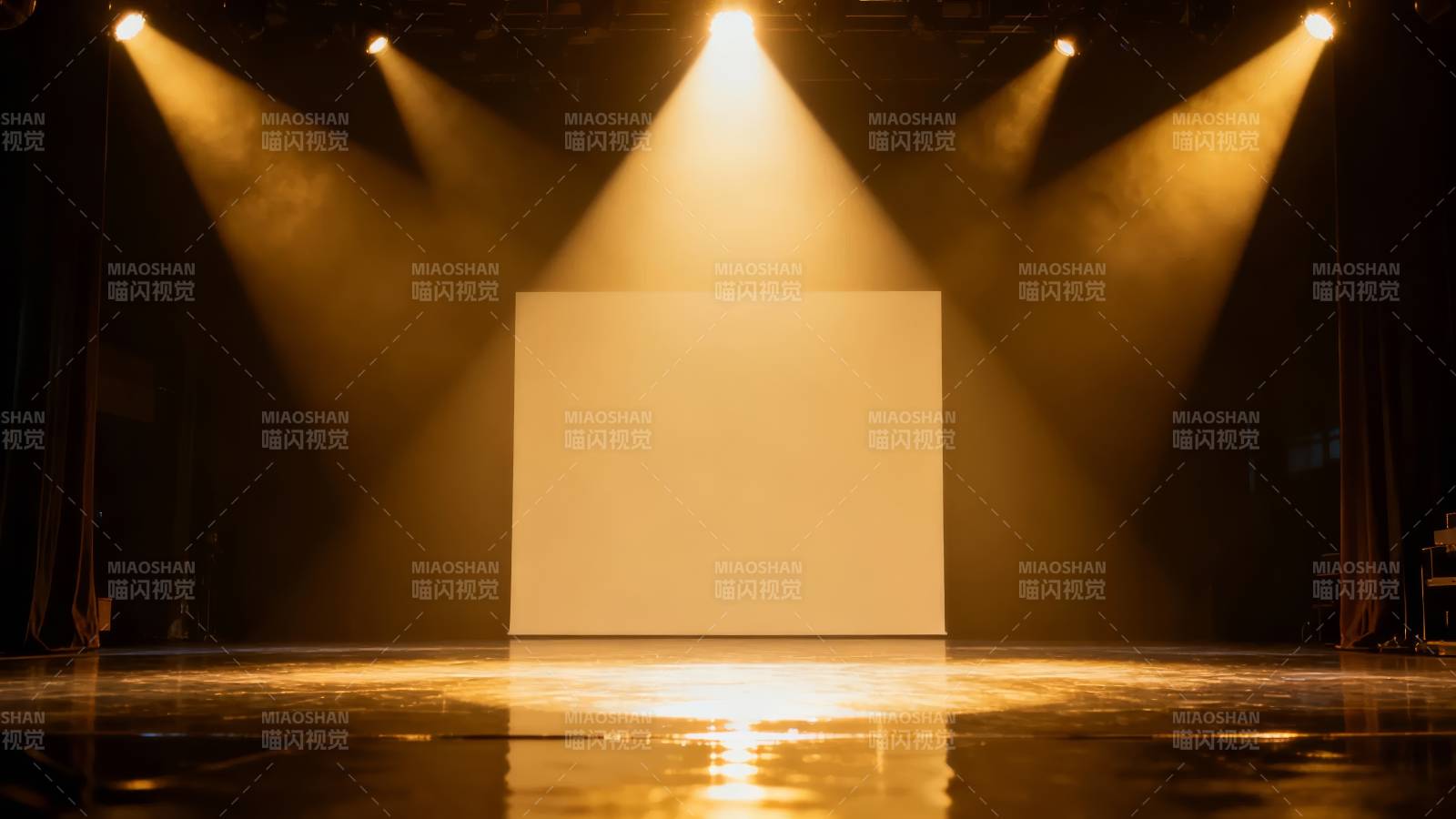 舞台聚光灯下的空白幕布图片