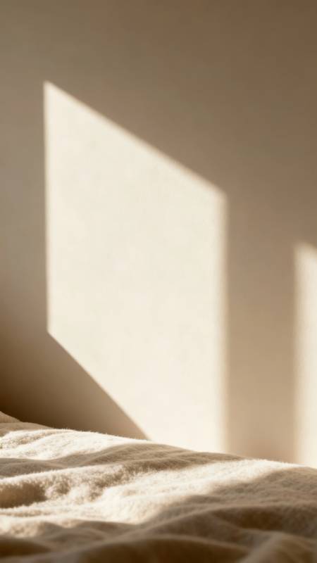 光影斑驳的床影图片