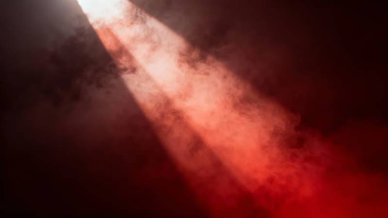 红光穿透黑暗图片