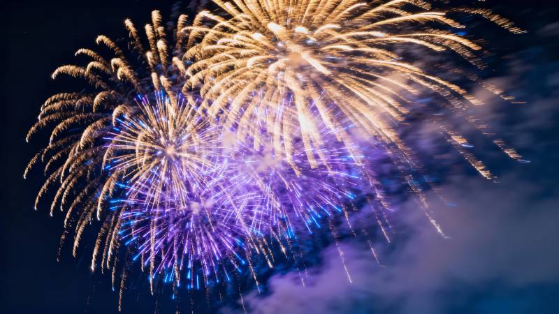 绚丽烟花绽放夜空图片