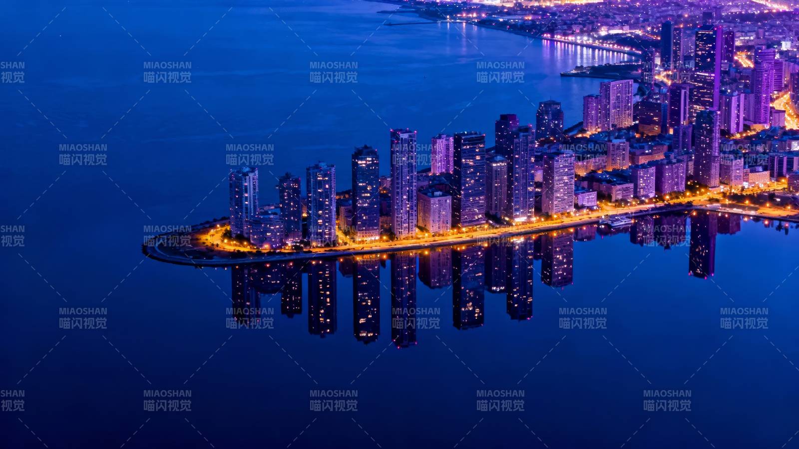 夜幕下的城市倒影图片