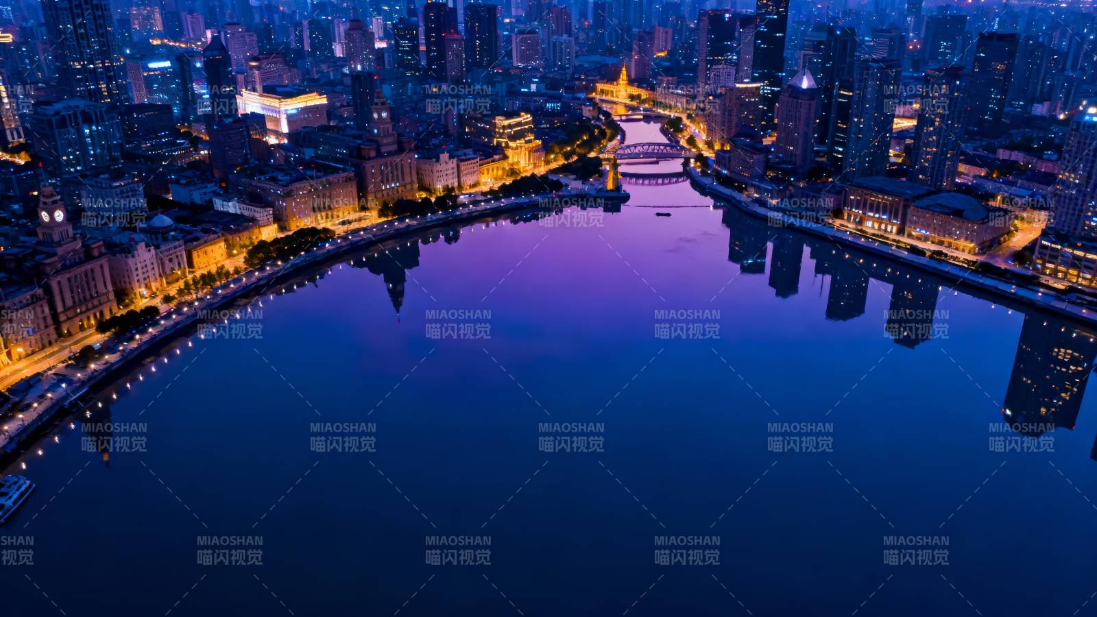 夜幕下的城市河景图片