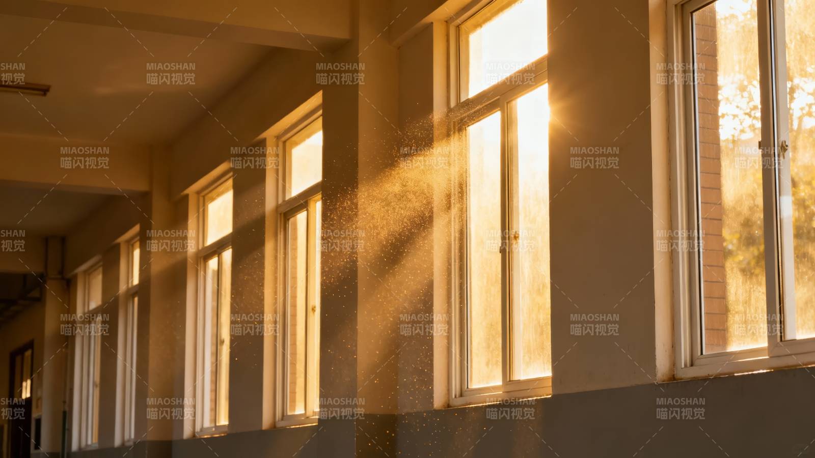 阳光洒满走廊窗图片