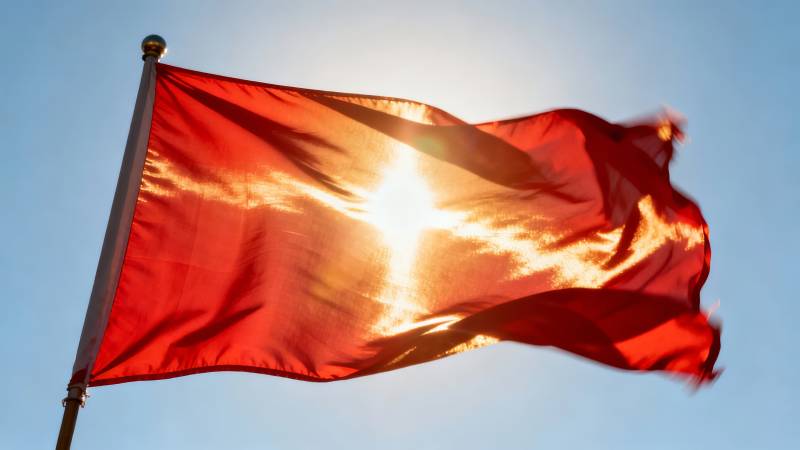 红旗迎风飘扬图片