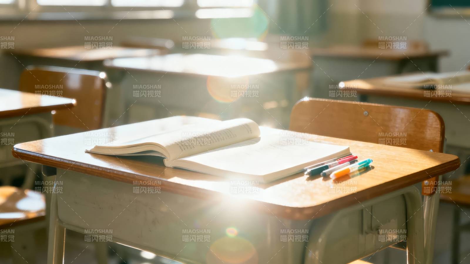 教室晨光中的书桌图片