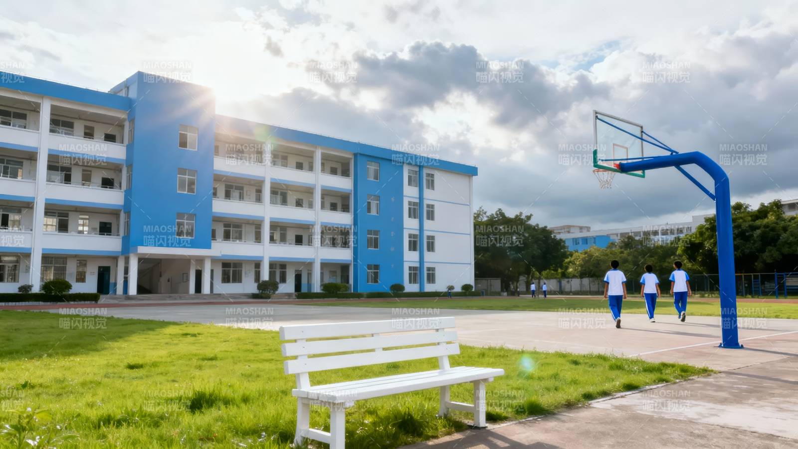 校园阳光下的奔跑图片