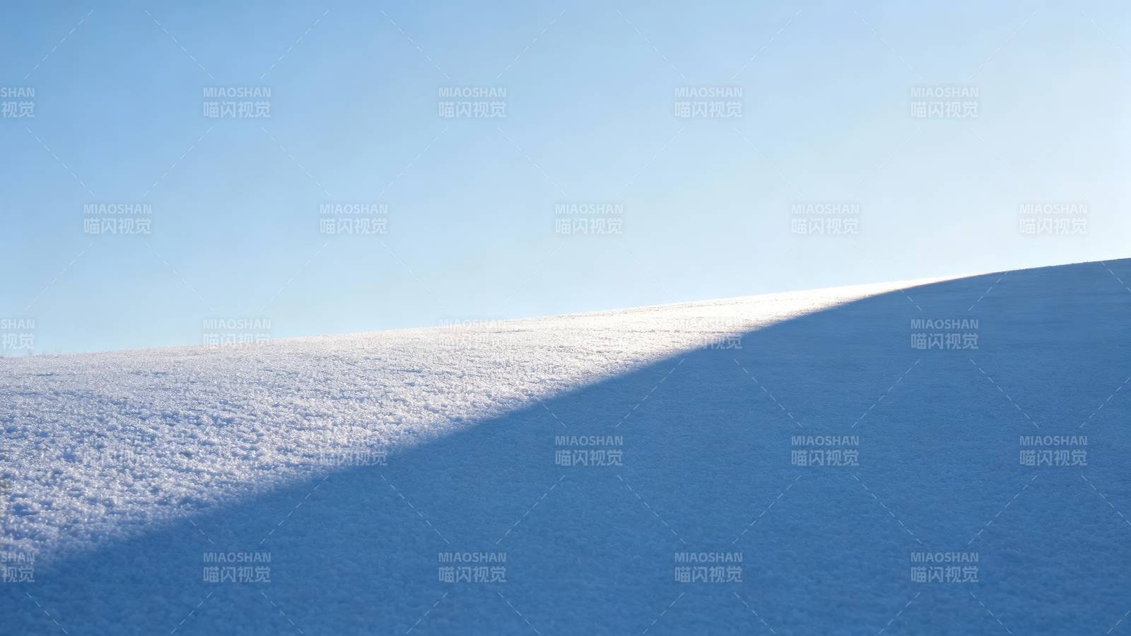 雪原晨光图片