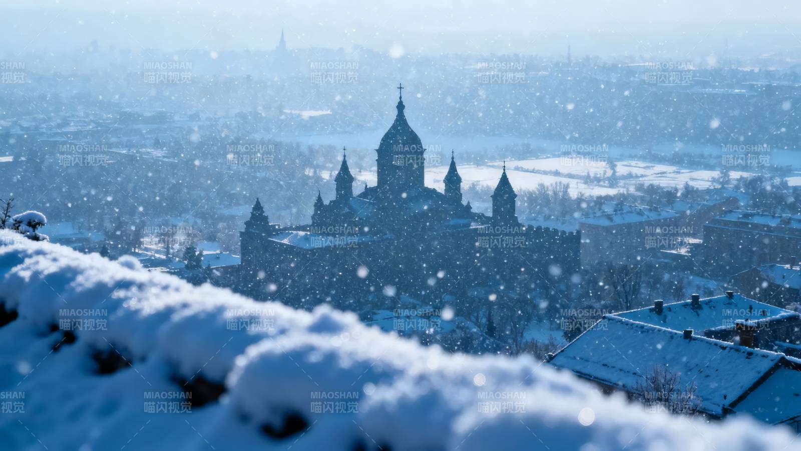 雪中古堡剪影图片