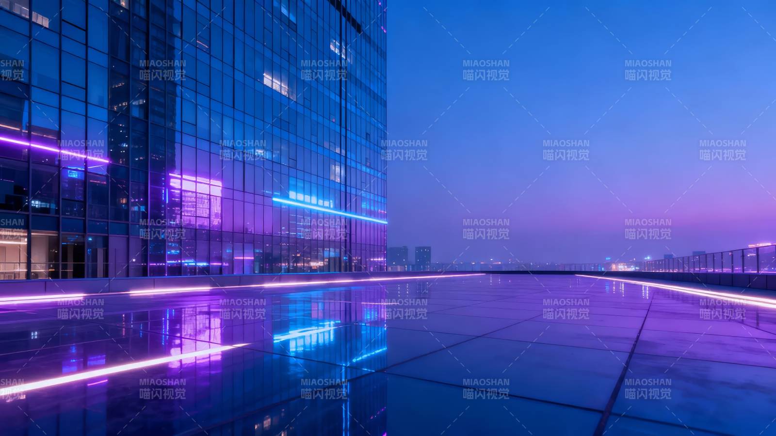 霓虹夜景映高楼图片