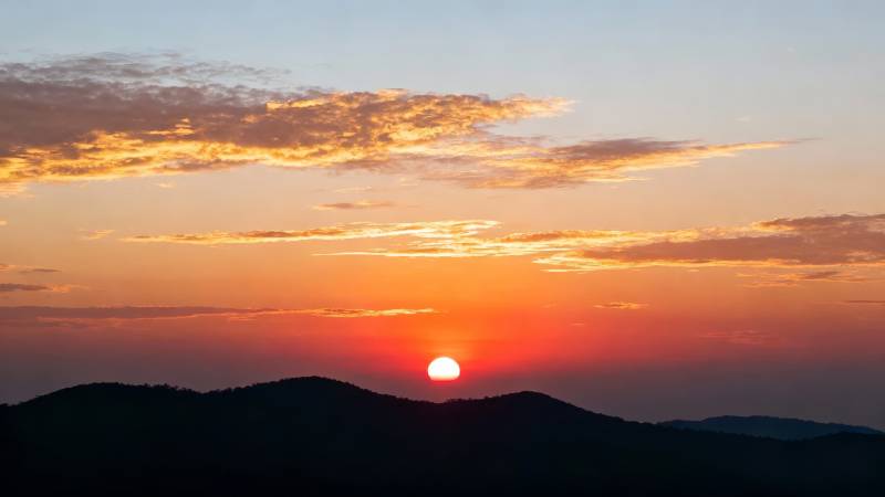 夕阳西下山峦静图片
