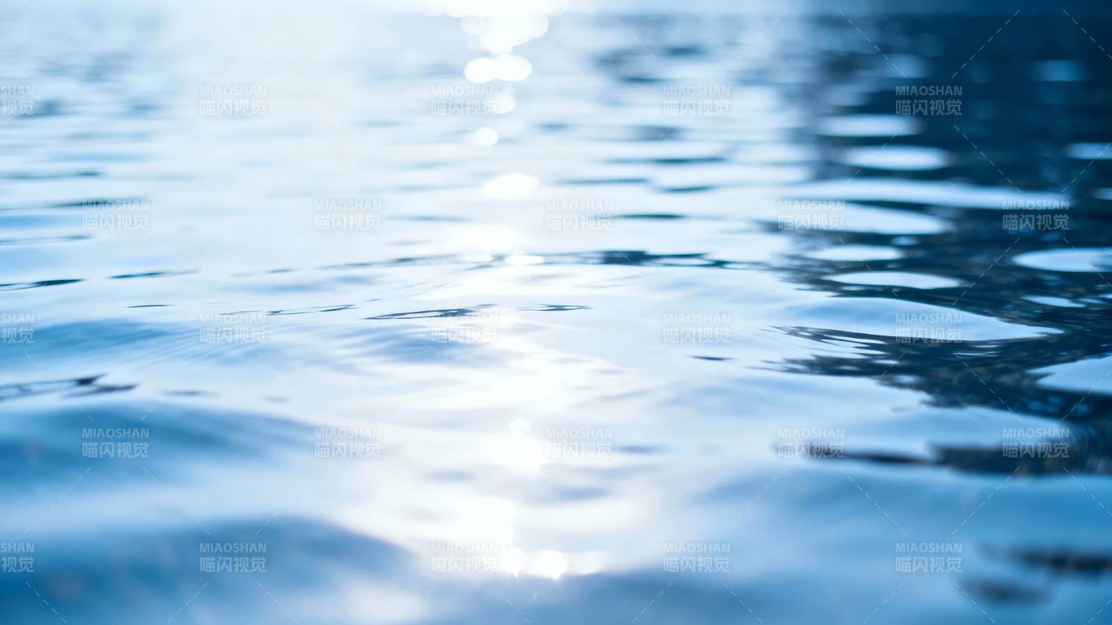 水面波光粼粼图片