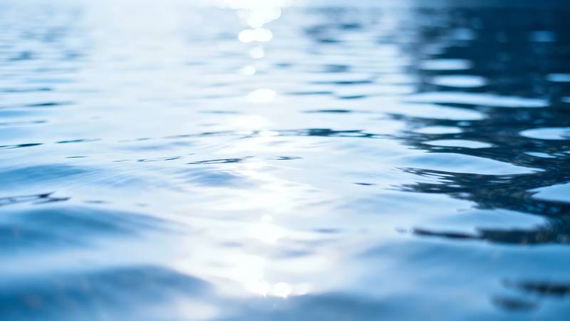 水面波光粼粼图片