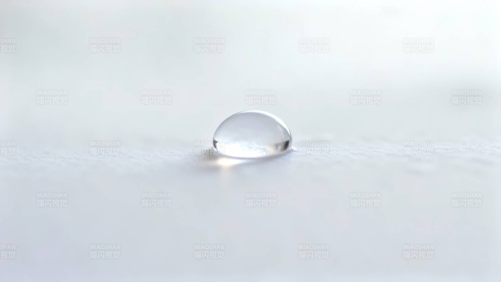 水滴静卧白布上图片