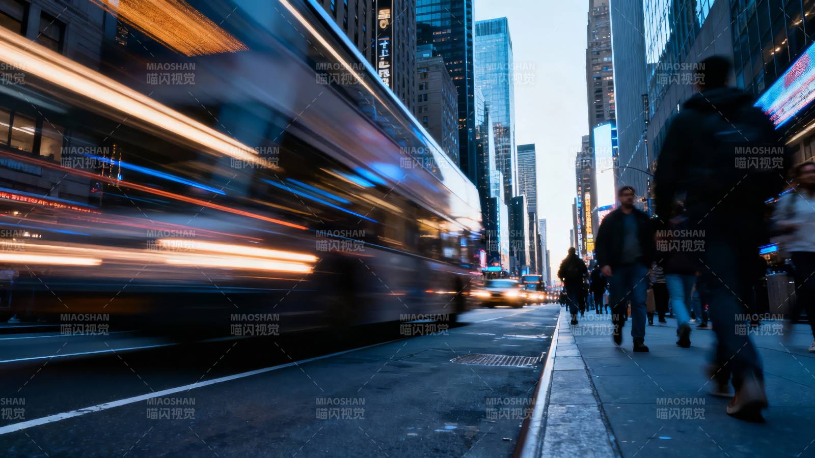 都市疾驰的公交图片