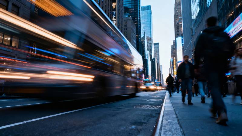 都市疾驰的公交图片