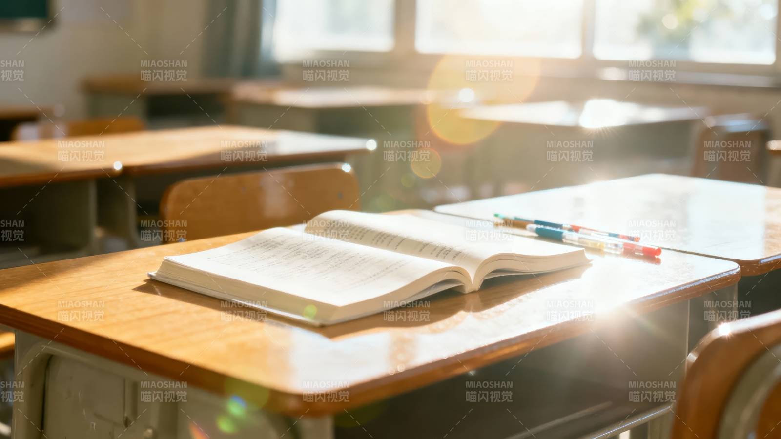 教室里的书本与阳光图片