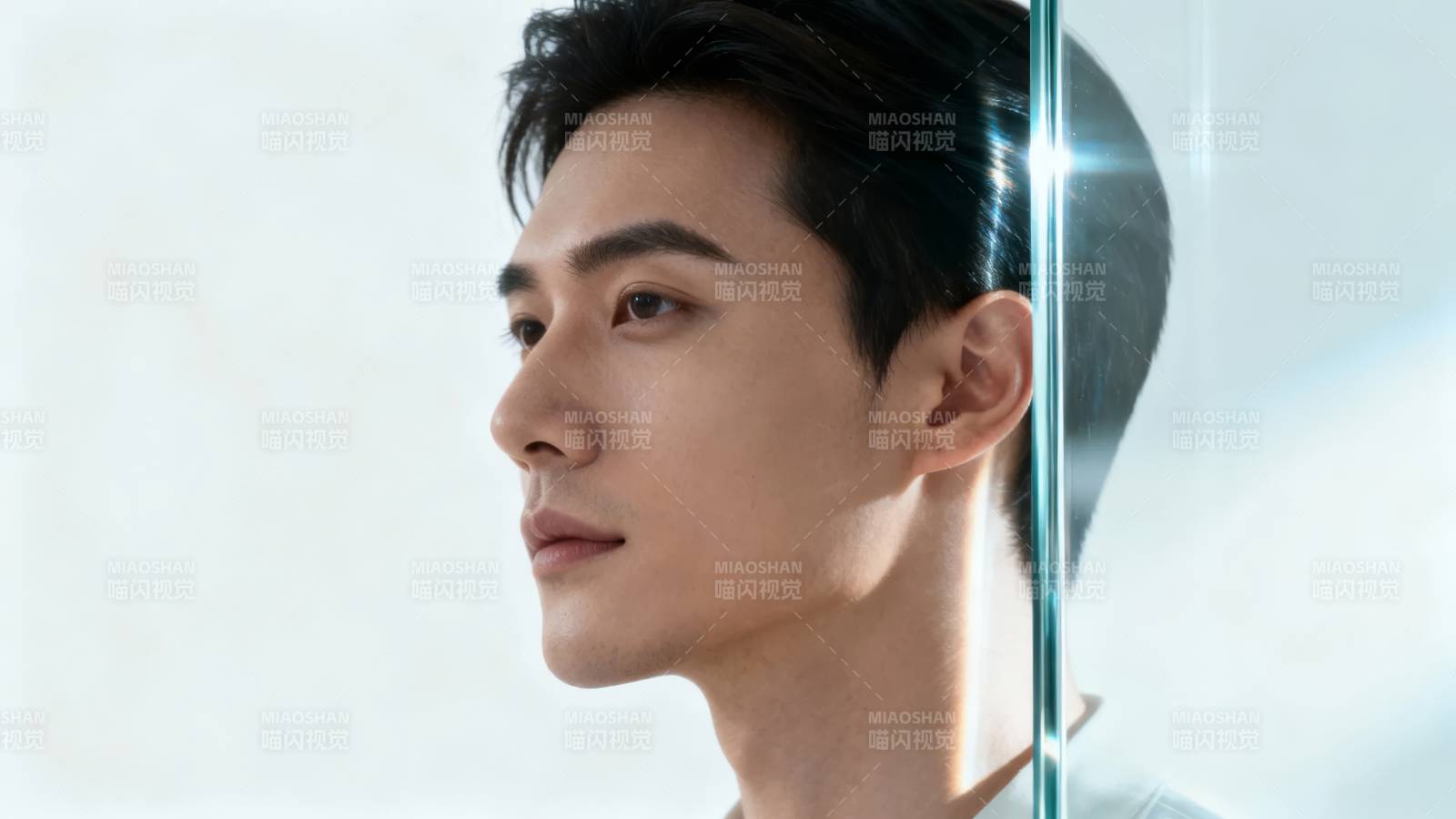 侧颜光影 俊朗如斯图片