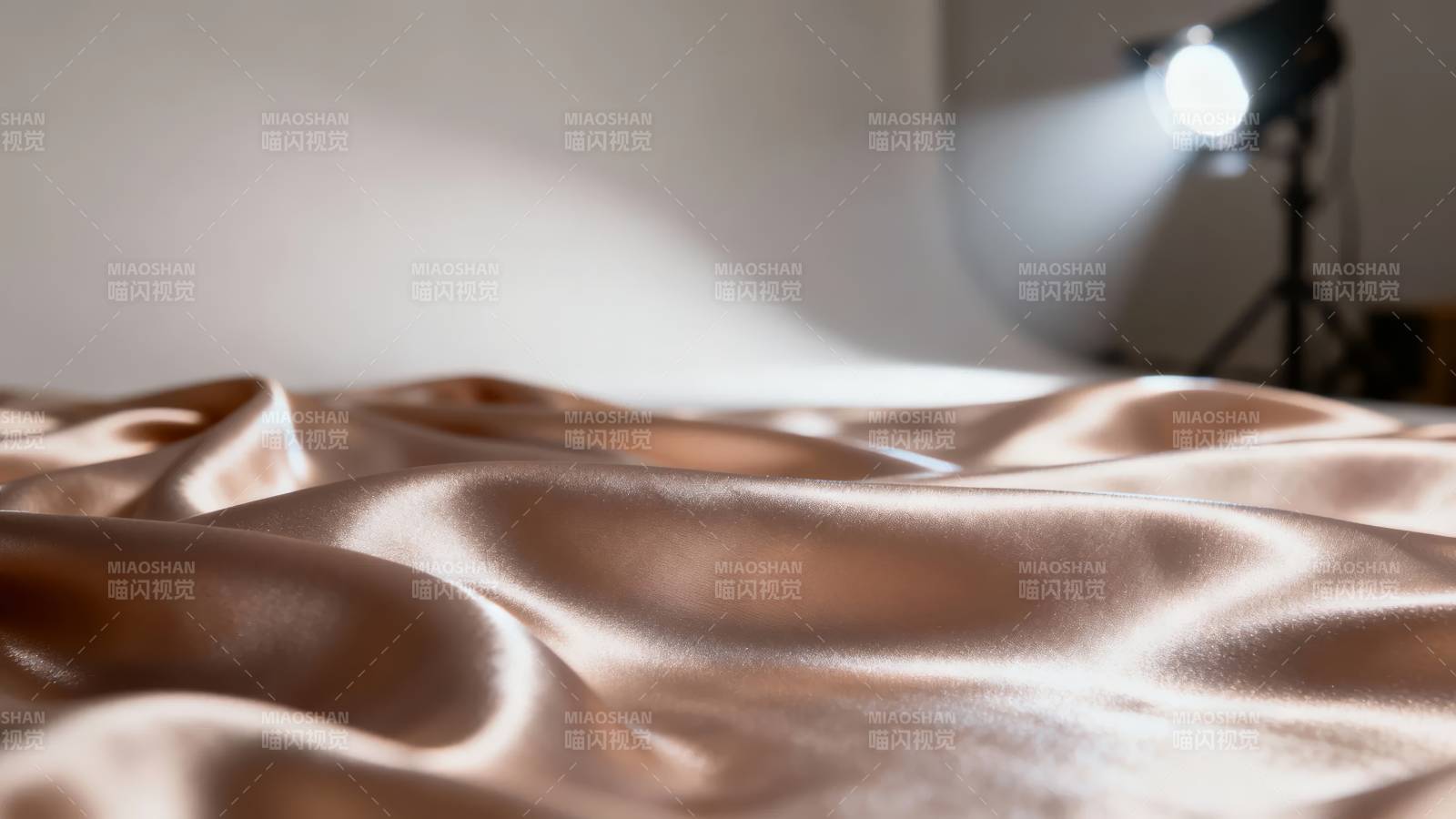 柔光下的丝绸褶皱图片