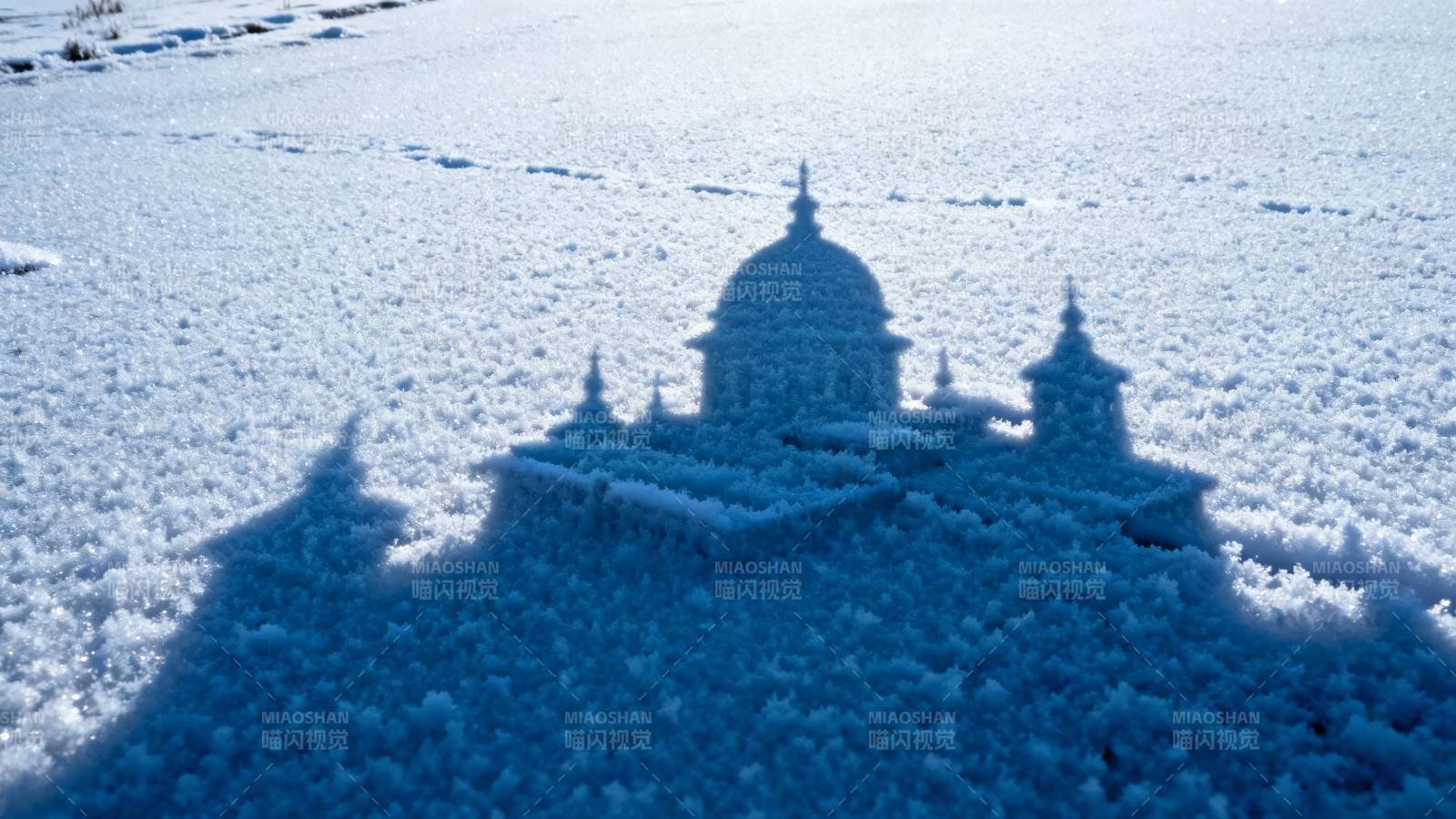 雪地中的建筑剪影图片