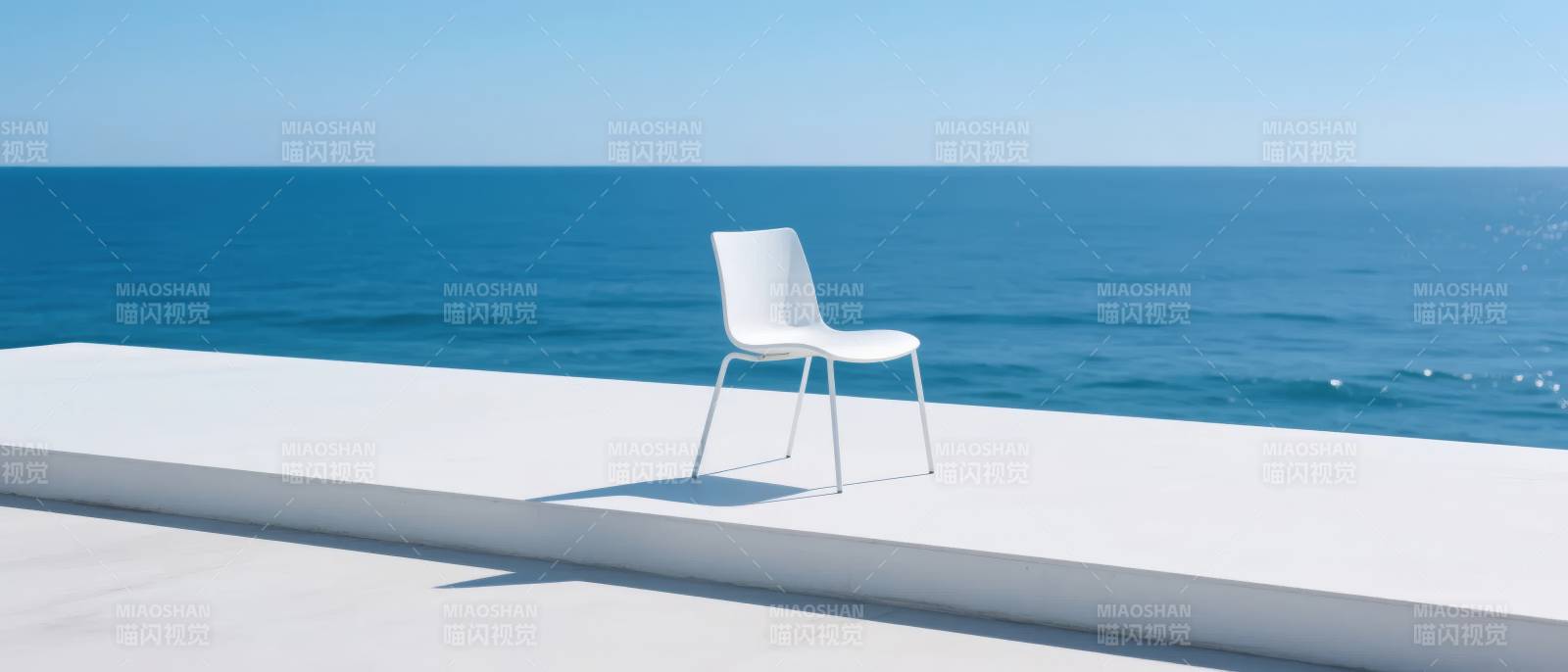 海边的白色椅子图片