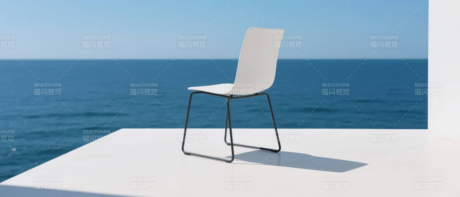 海边的白色椅子图片