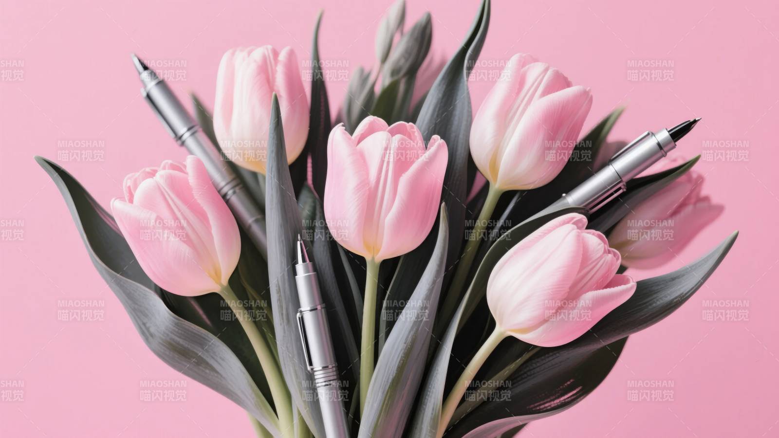粉郁金香与笔图片