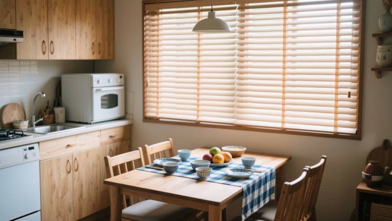 温馨厨房餐桌一角图片