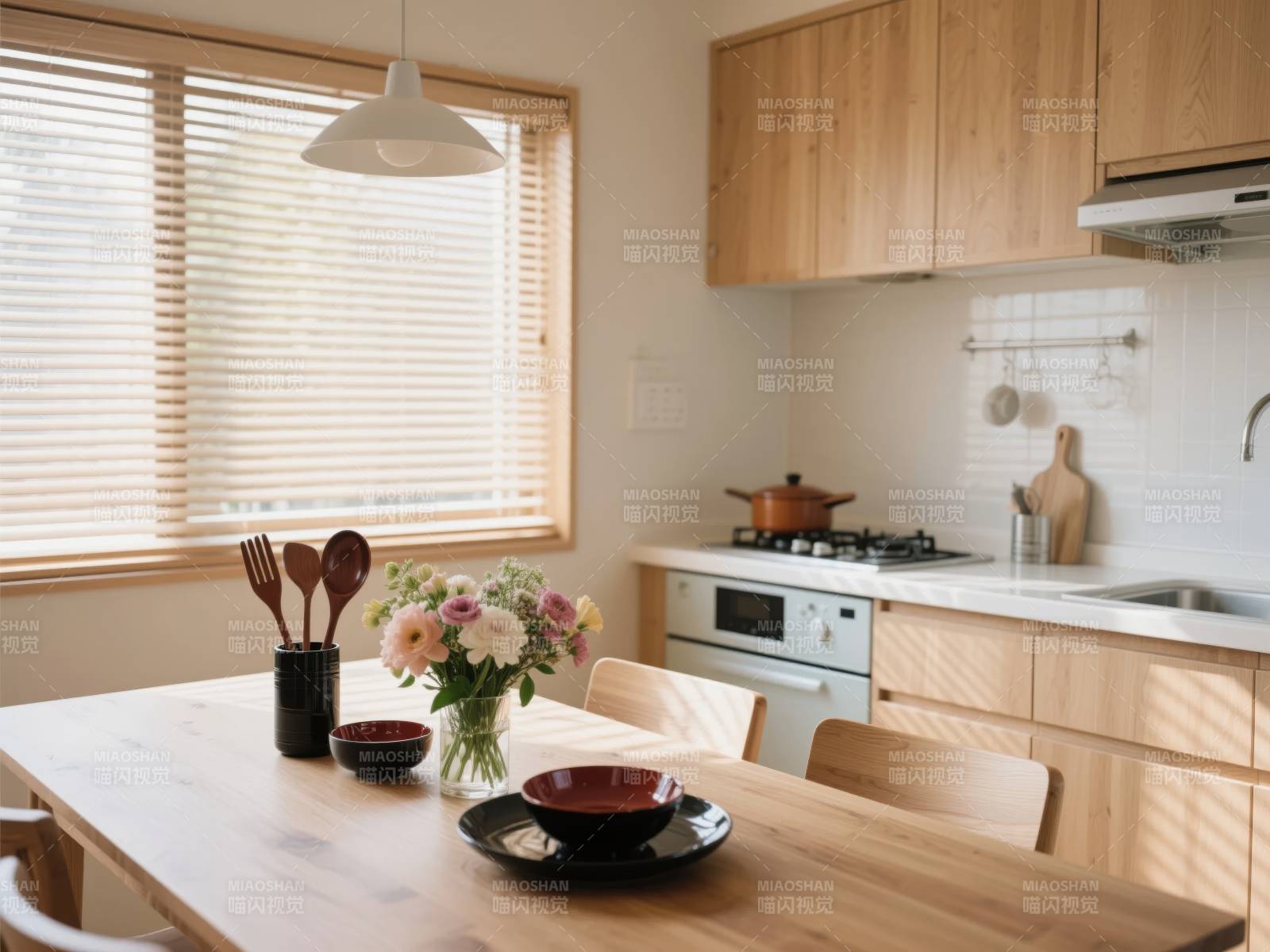 温馨木质厨房餐桌图片