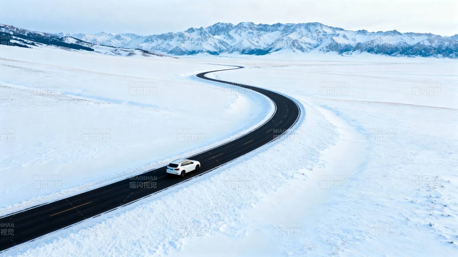 雪原上的蜿蜒之路图片
