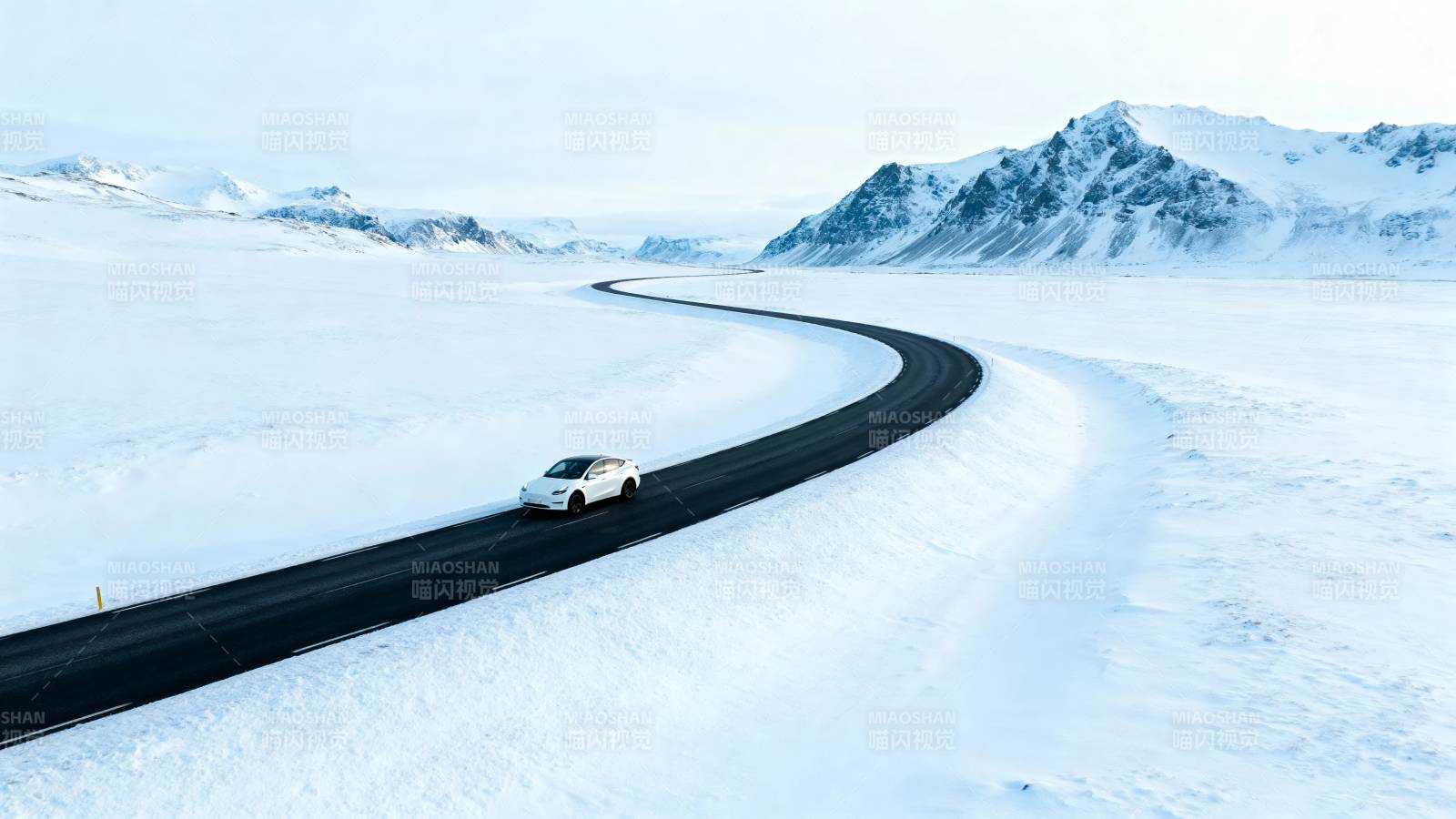 雪原上的蜿蜒公路图片