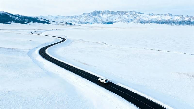 雪原上的蜿蜒之路图片