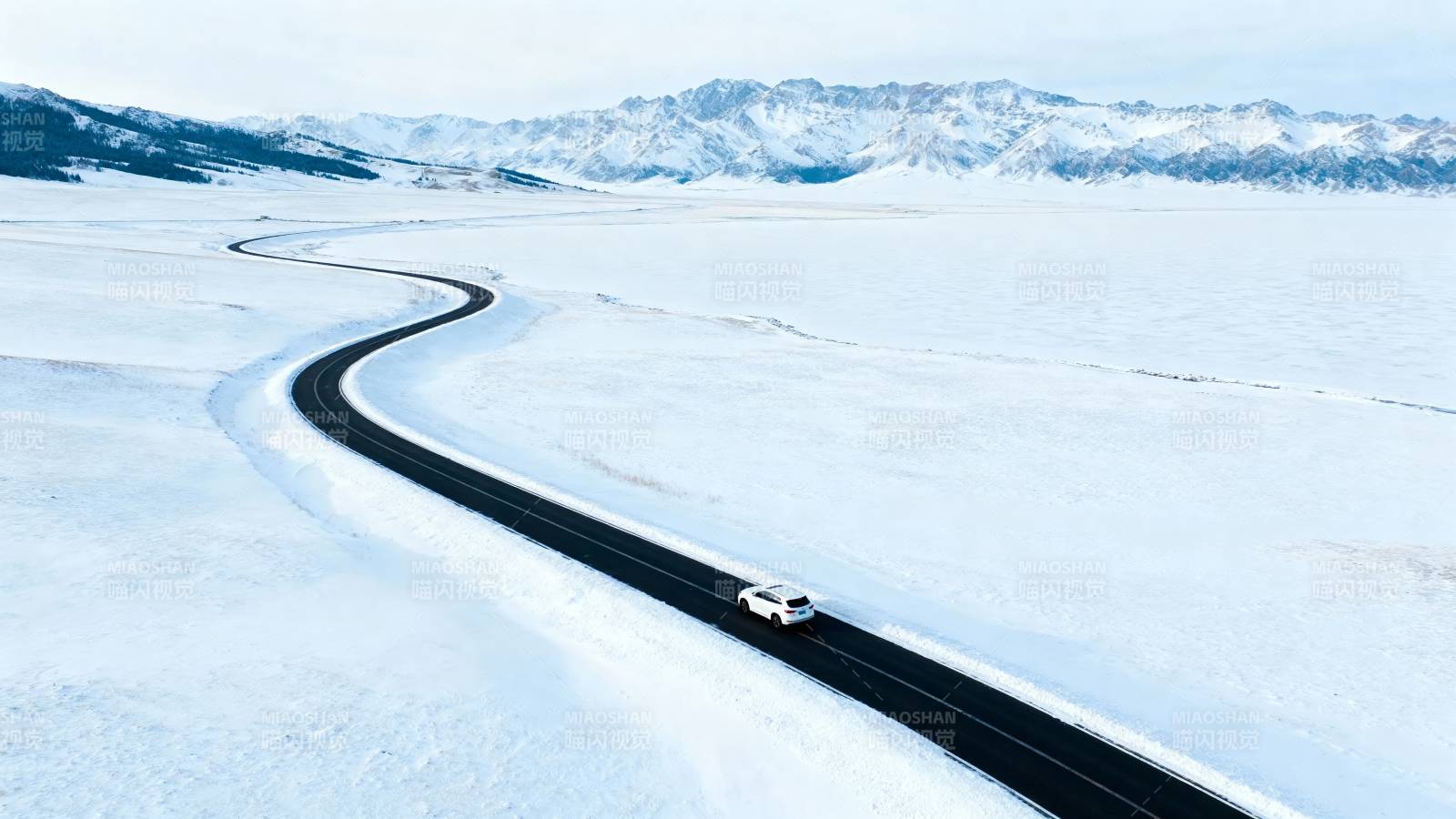 雪原上的蜿蜒之路图片