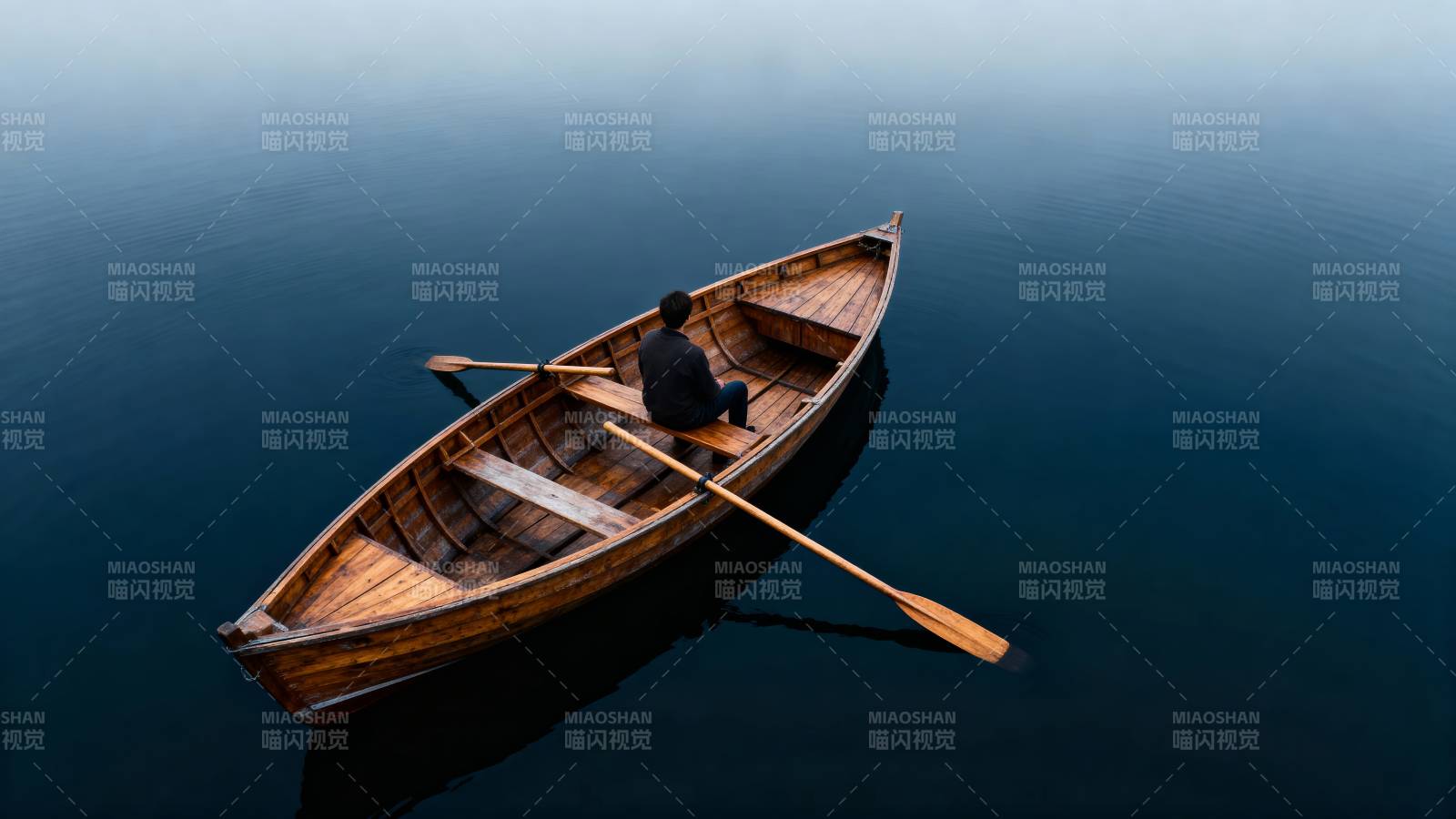 孤舟泛湖影图片