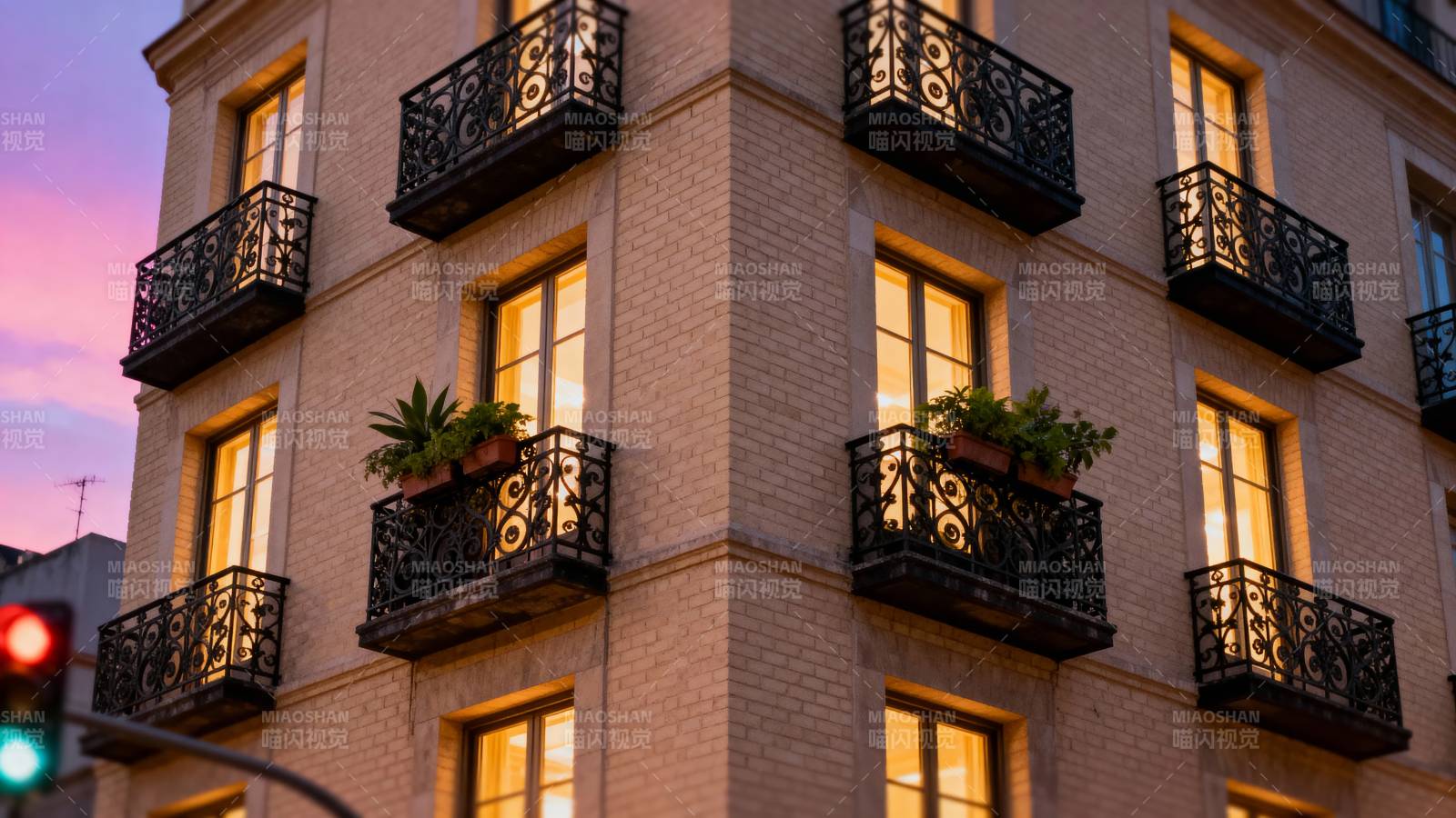 黄昏中的欧式建筑图片