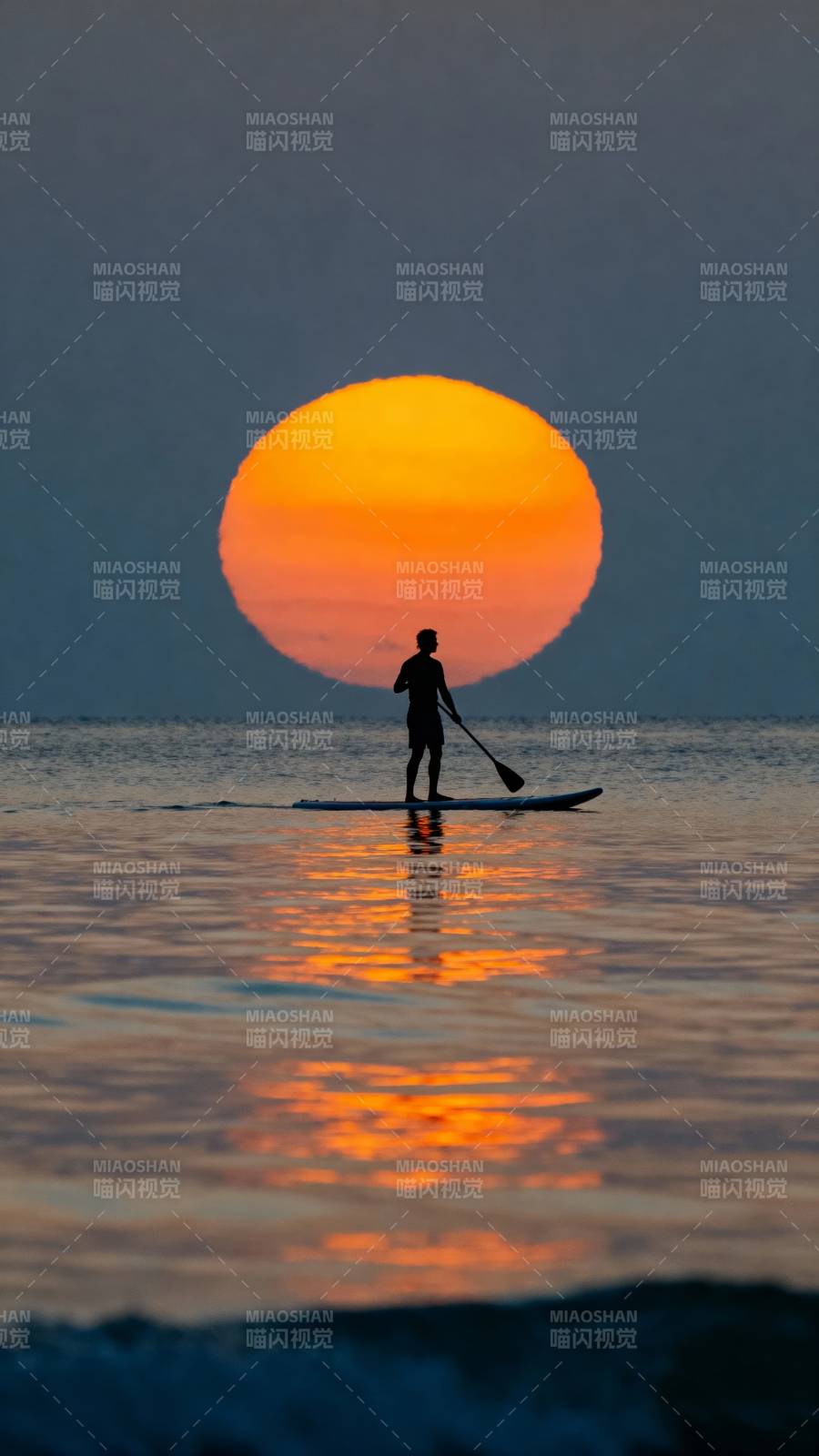日落桨影图片