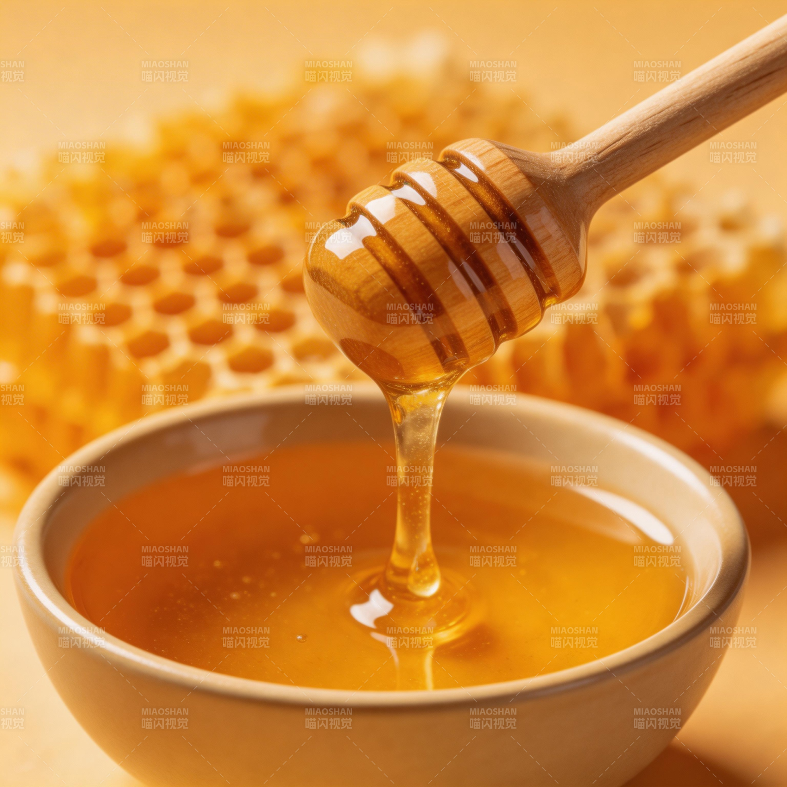 蜂蜜滴落瞬间图片