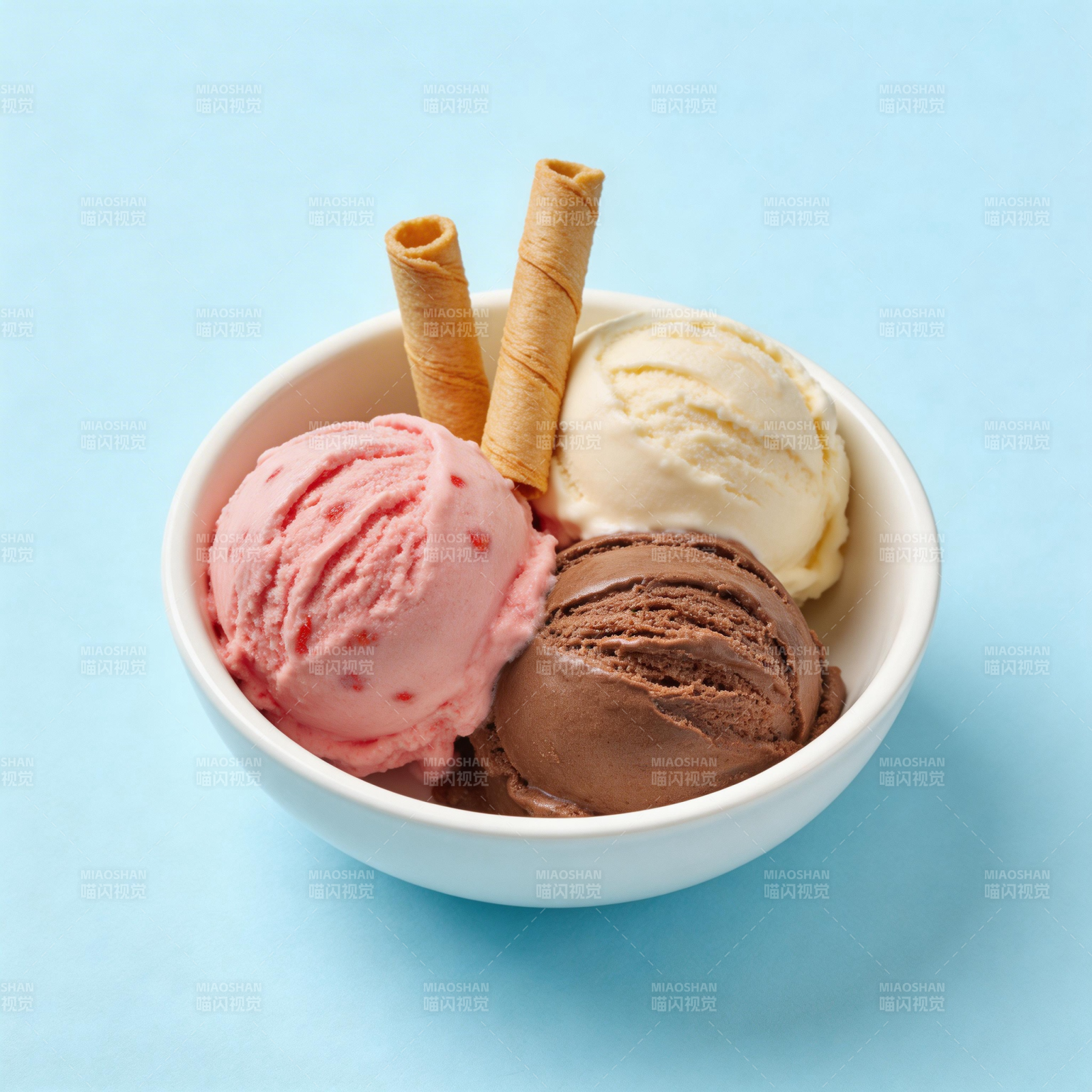 三色冰淇淋配蛋卷图片