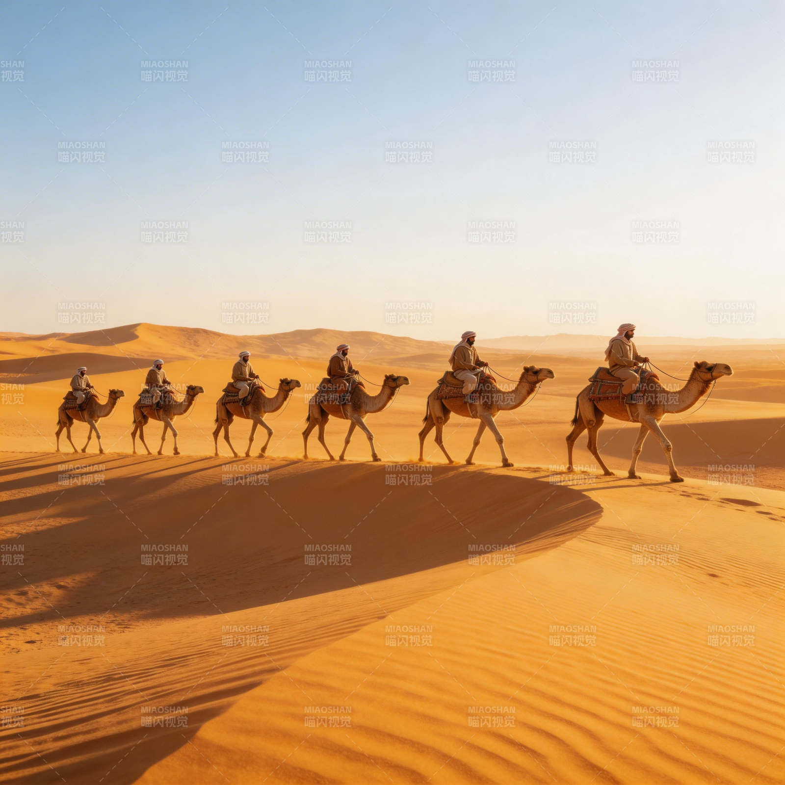 沙漠驼队行进图片
