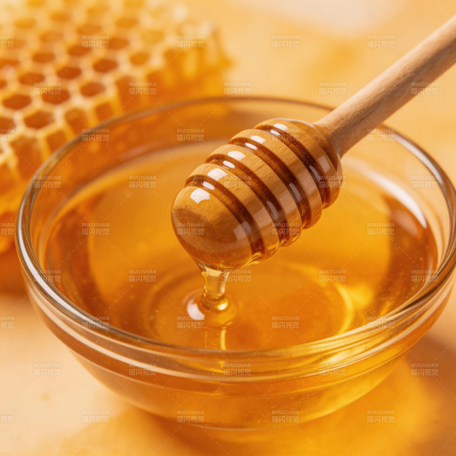 蜂蜜滴落瞬间图片